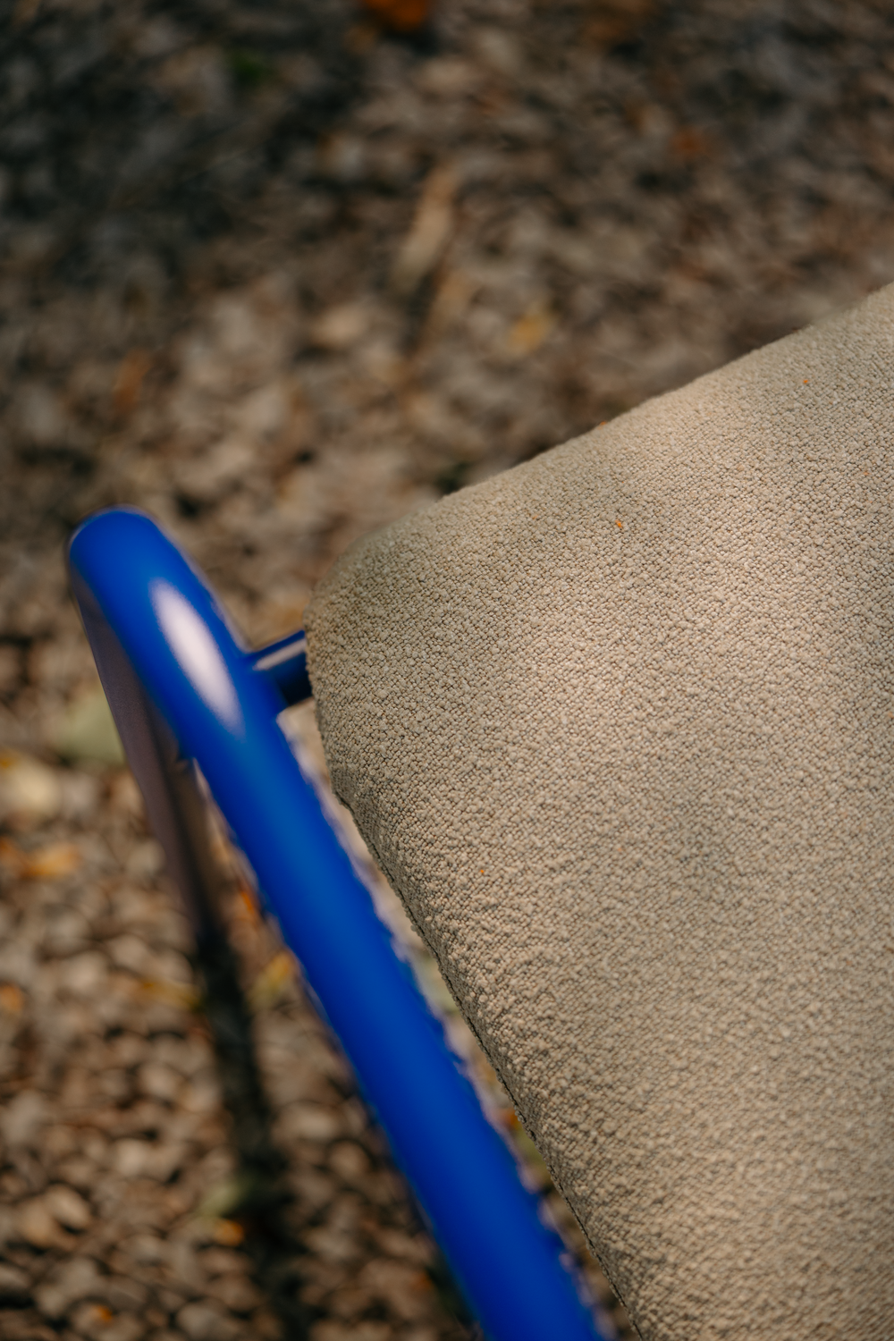 Bendt fåtölj Indigo Blue/Teddy Beige